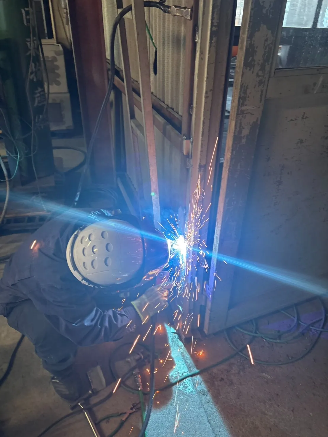 【社内修理】倉庫の扉の歪みを溶接で直しました!